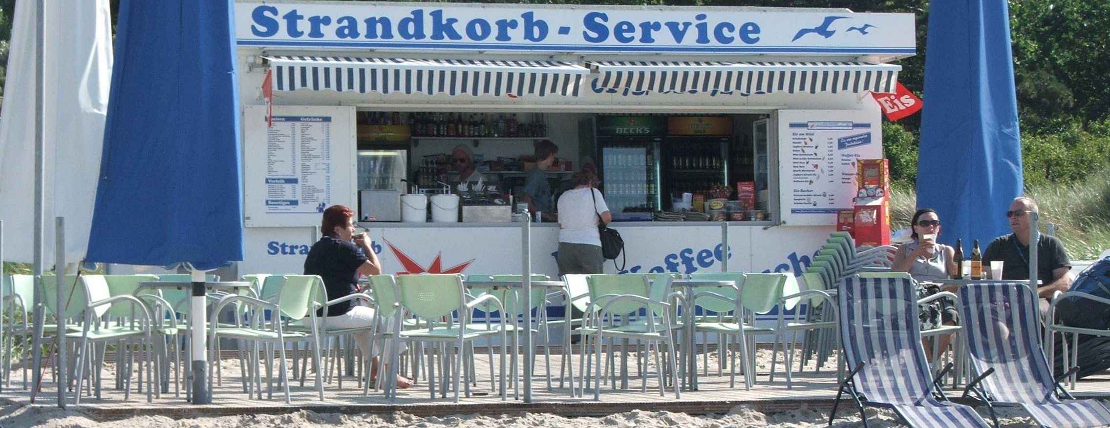 schattige Tische und Liegestühle