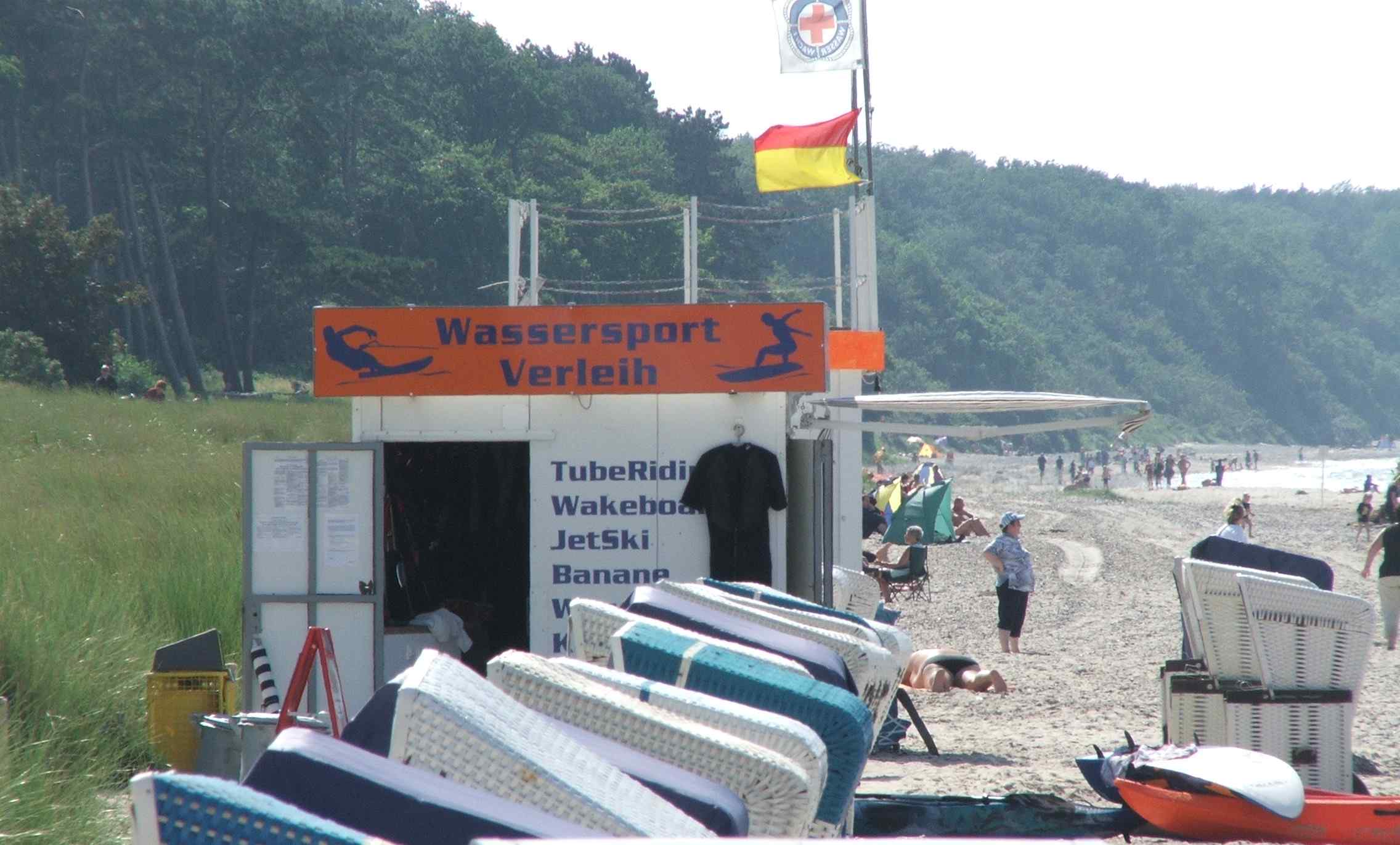 Wassersportcontainer vor dem Küstenwald 